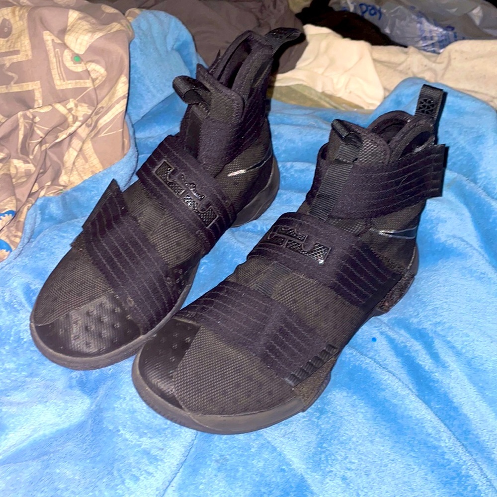 Labron james soldier 10 all black size 8